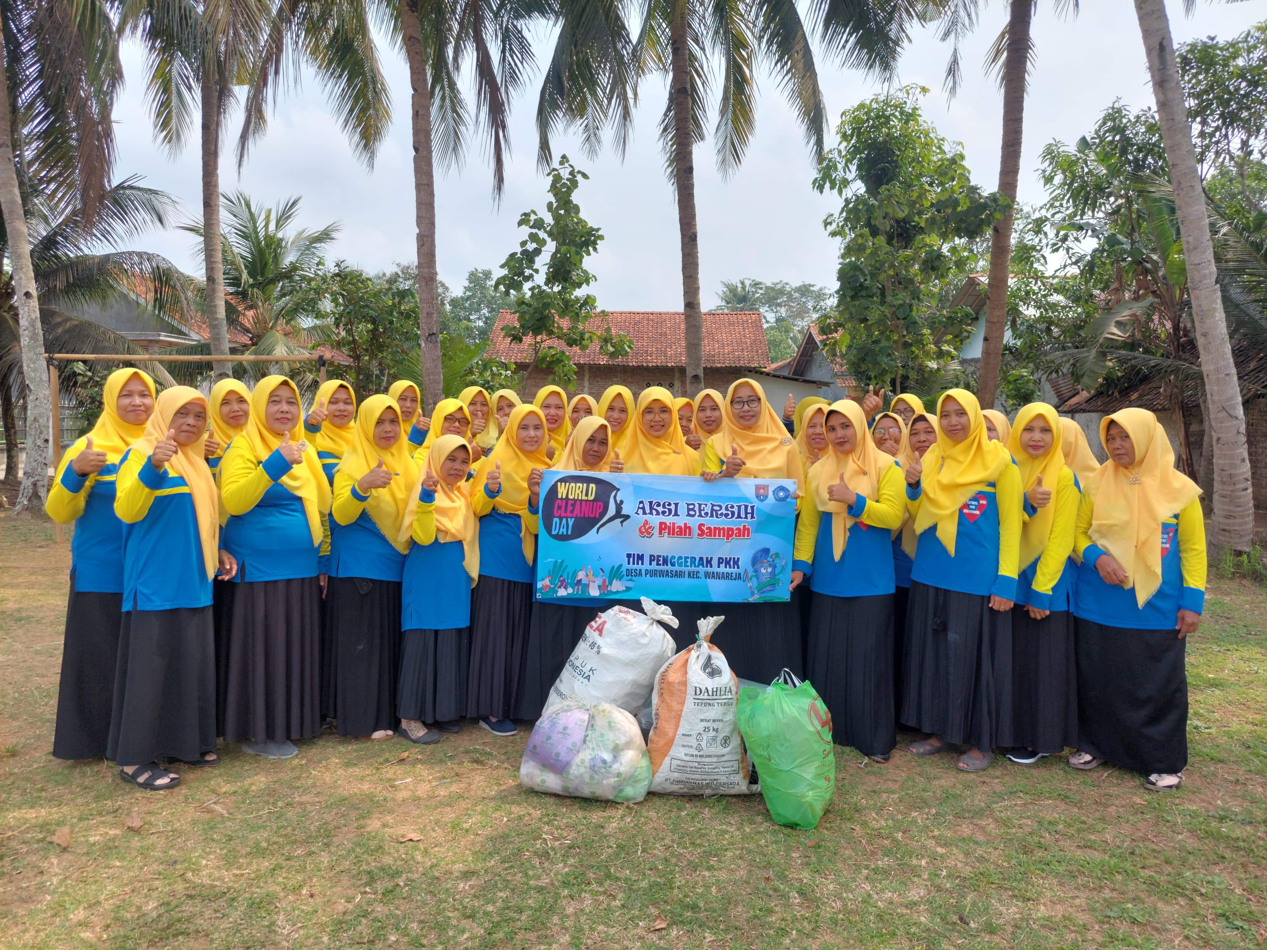 Pelaksanaan World Clean Up Day di Desa Purwasari oleh TP PKK Purwasari 